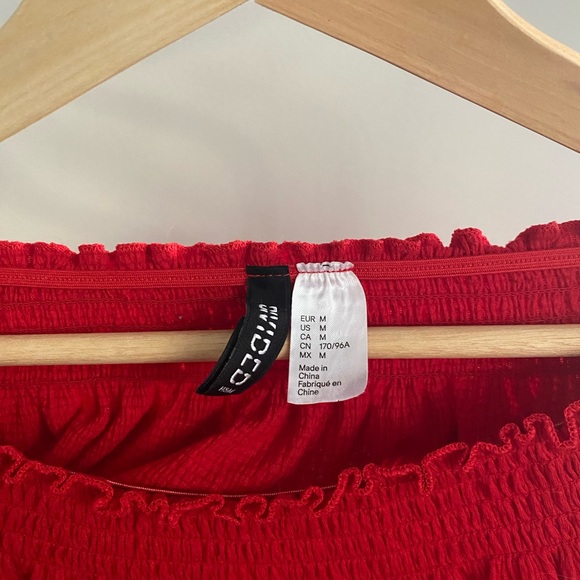 Very cute red off shoulder crop top - Picture 2 of 2